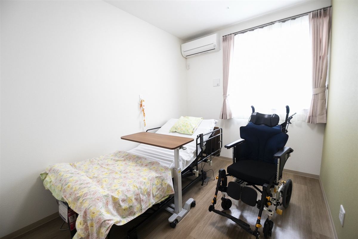 介護ベッドと車椅子を備えた居室(メディケア結 枚方)
